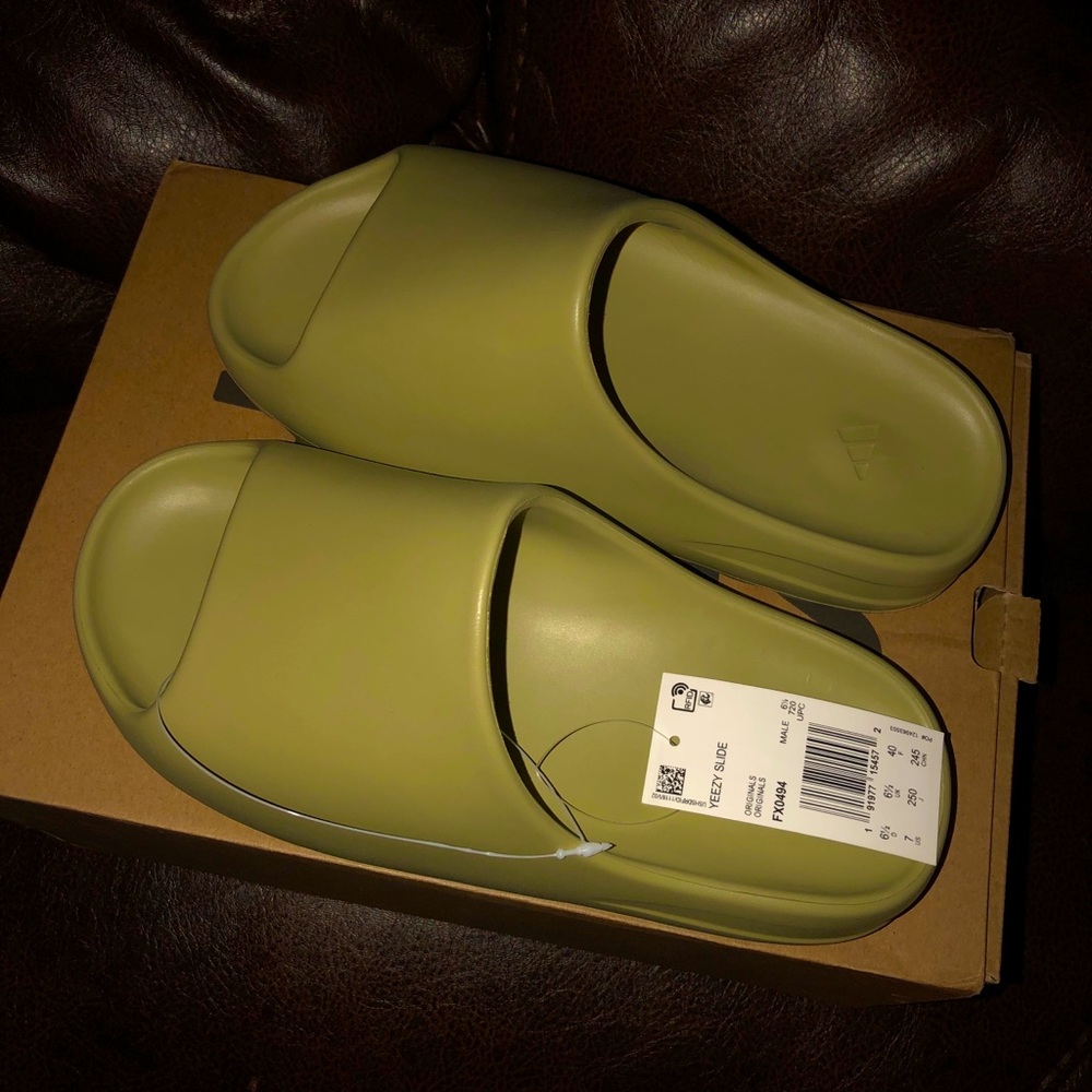 Yeezy Slides in Resin